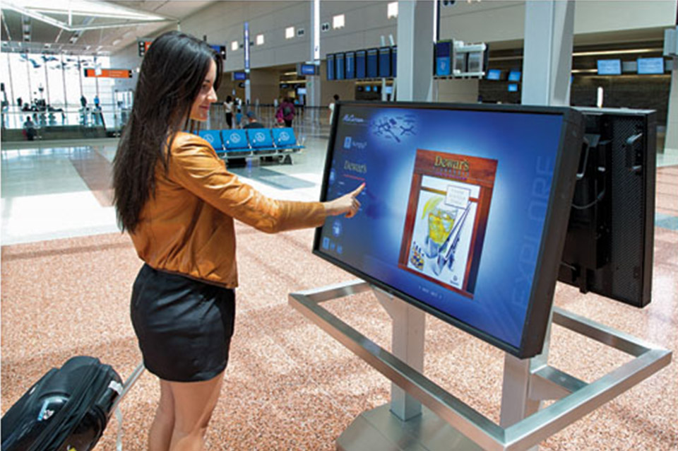 Экран откройте большие. Digital Signage в аэропорту. Digital Signage экраны. Экран в аэропорту. Интерактивная сенсорная панель.